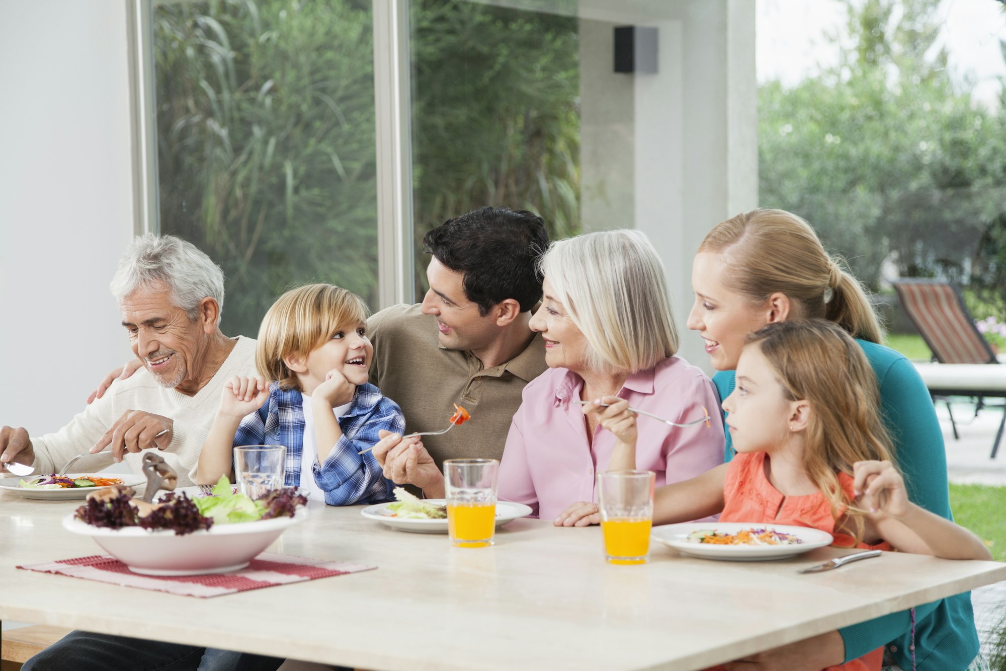 Tables à manger pour famille nombreuse : les critères à prendre en compte pour faire le choix idéal.